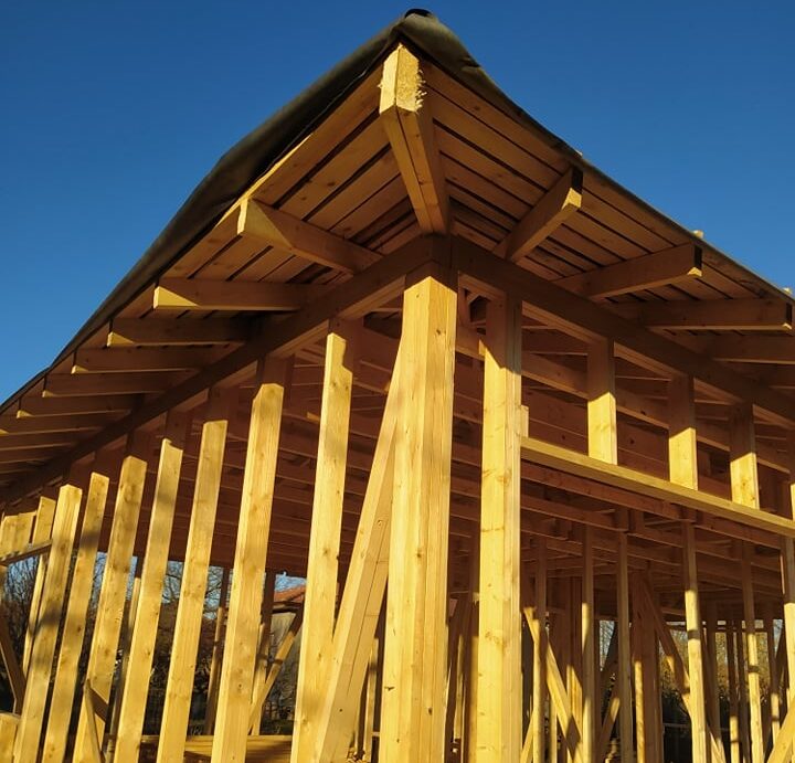 дървена конструкция на сглобяема къща покрив
