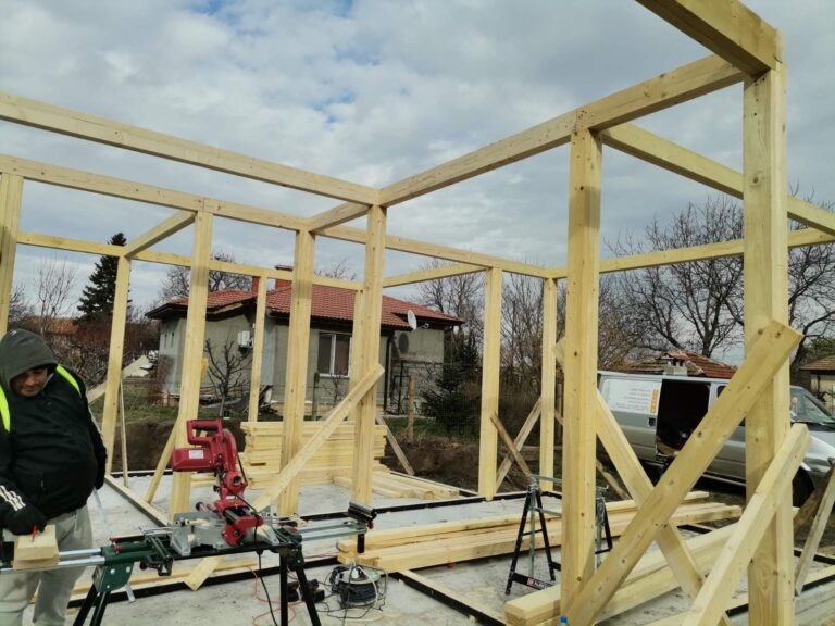 изграждане на дървена конструкция на сглобяема къща